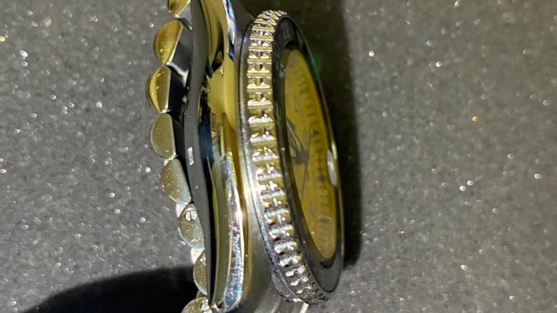 Photo of the SKX Style GMT’s flat bezel.